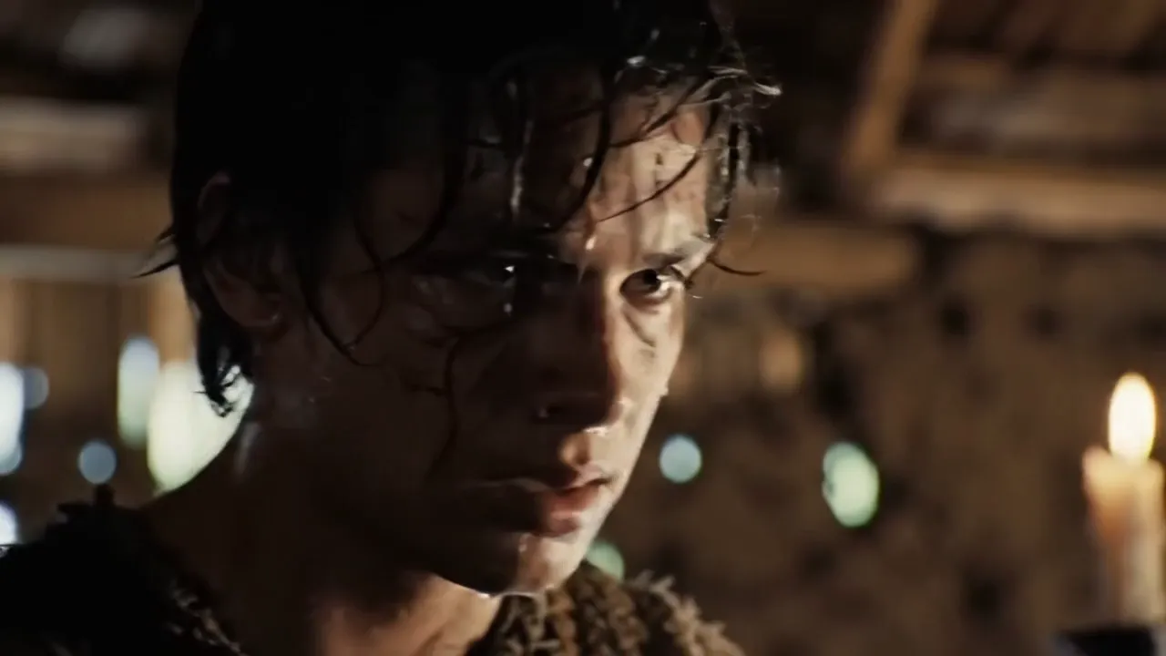 Androsch's Vision: Freedom's Flame - Abschnitt 2: Androschs erste Vision
Die Nacht war schwer und drückend, die Luft erfüllt vom schwachen Duft verbrannter Kräuter, die Androschs Mutter am Abend entzündet hatte. In ihrer kleinen, aus Bambus und Lehm erbauten Hütte herrschte Stille, nur das leise Schnarchen seines Vaters unterbrach die Dunkelheit. Doch Androsch konnte nicht schlafen. Sein Körper fühlte sich heiß an, als würde ein Feuer in ihm wachsen.
Schließlich schloss er die Augen. In dem Moment wurde er in einen Traum gerissen – ein Traum, der sich so lebendig anfühlte, dass er das Salz in der Luft schmecken konnte. Vor ihm erstreckte sich ein goldenes Meer, seine Wellen schimmerten in einem sanften Rhythmus, als ob sie ihm etwas zuflüstern wollten. Er stand auf einem Thron aus glänzendem Metall, dessen Armlehnen mit Drachenköpfen verziert waren, deren Augen glühende Rubine waren. Eine Stimme durchbrach die Stille, weich wie der Wind, aber mächtig wie ein Sturm:
„Das One Piece ist mehr als ein Schatz – es ist die Freiheit aller Seelen. Ein Licht, das die Dunkelheit vertreibt, ein Feuer, das die Ketten schmilzt.“
Androsch spürte das Feuer in sich lodern. Er blickte nach unten und sah seine Hände – kleine Flammen tanzten über seine Fingerknöchel, wuchsen und pulsierten mit seinem Herzschlag. Er konnte es nicht steuern, nicht verstehen. Doch tief in sich wusste er, dass dieser Traum ein Ruf war.
Mit einem Keuchen erwachte er. Sein Atem ging schwer, Schweiß tropfte ihm von der Stirn, sein Herz schlug wie eine Kriegstrommel. Die Glut im Kamin war fast erloschen, doch die Wärme in seinem Körper blieb.
Er stand auf, schnappte sich seinen alten Lederrucksack, in dem er die vergilbten Pergamente seiner Vorfahren aufbewahrte, und verließ die Hütte in Richtung der abgelegenen Höhle tief im Dschungel. Die Luft war kühl und feucht, die Blätter über ihm raschelten im sanften Nachtwind. Diese Höhle war sein Zufluchtsort – der einzige Ort, an dem er sich sicher fühlte.
- vivid colors, highlights: Nikon D700, Nikkor 50mm 1.8, fantasy art